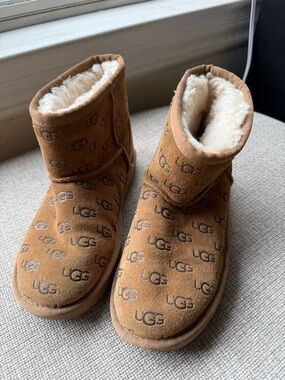 UGG Chestnut Logo Short Shearling Boots